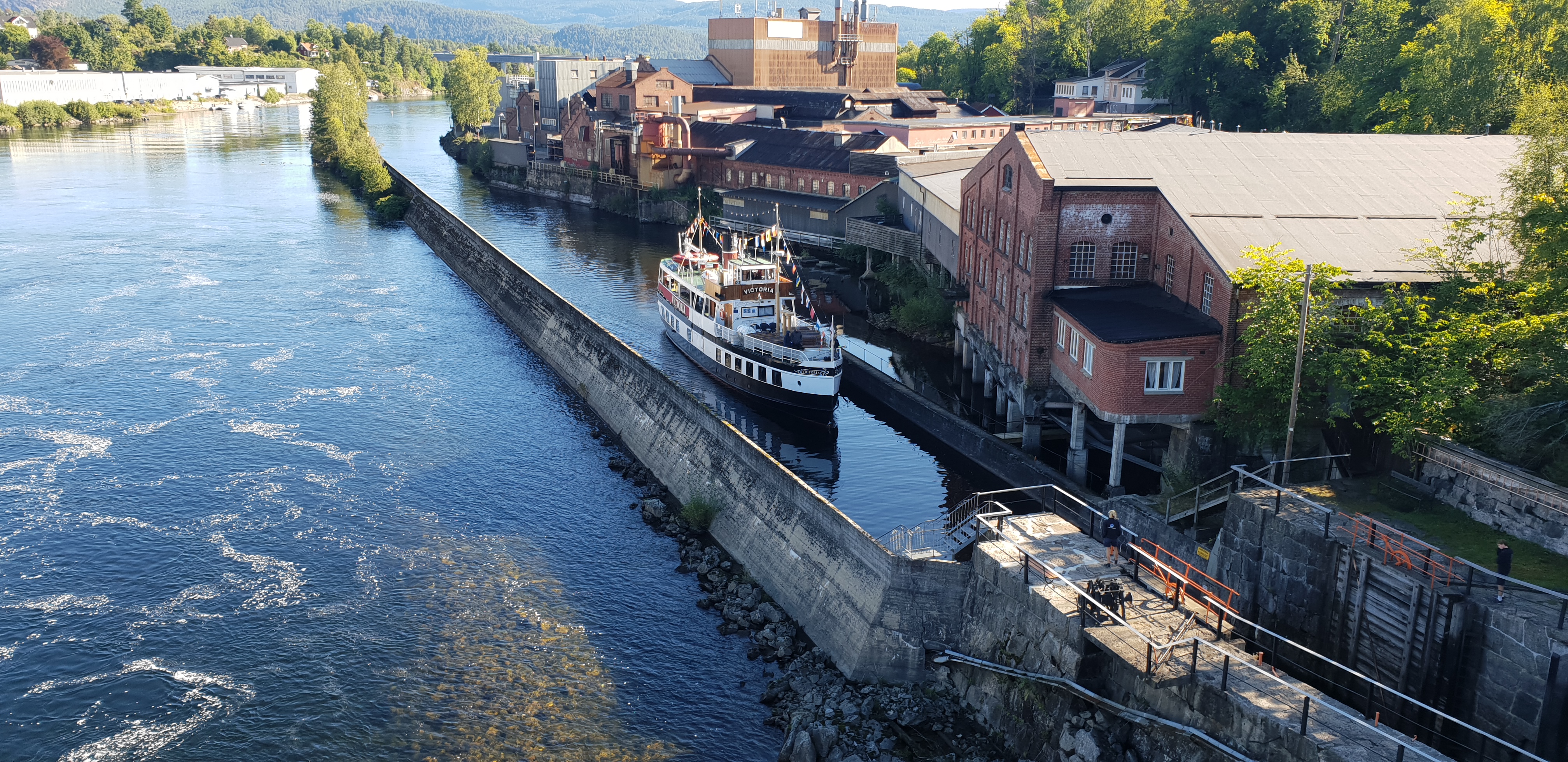 MS Victoria på vei inn i slusen