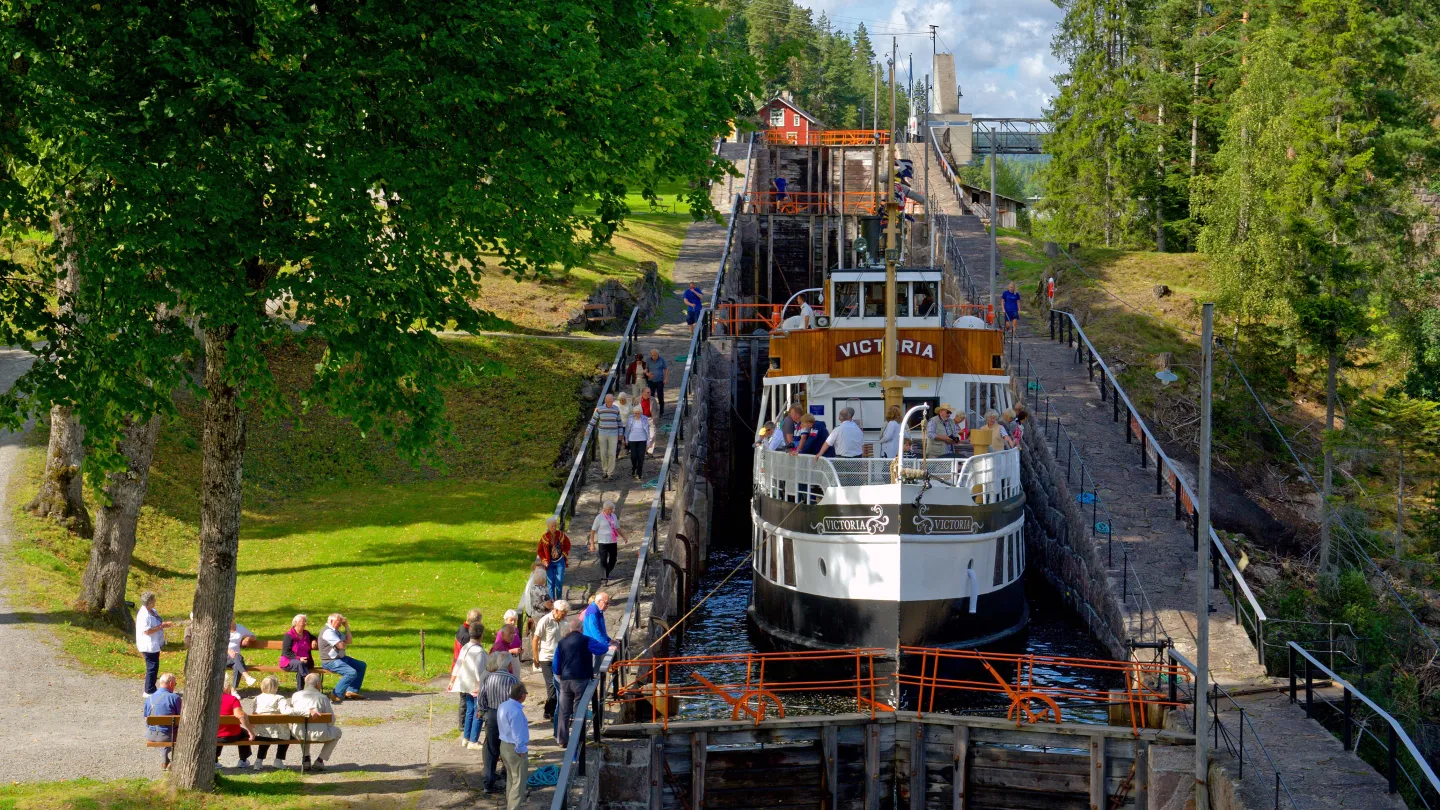 Ms Victoria i vrangfoss sluser